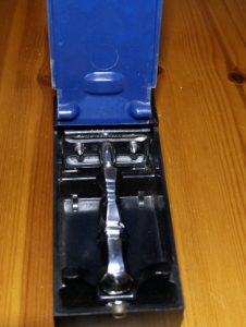 Rasoir Darwin Standard dans son boitier noir et bleu