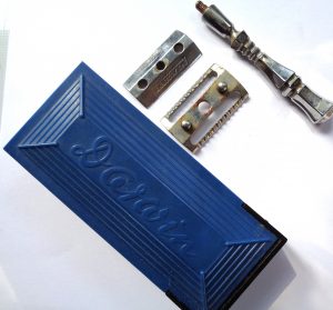 Rasoir Darwin Standard en boite noire et bleue