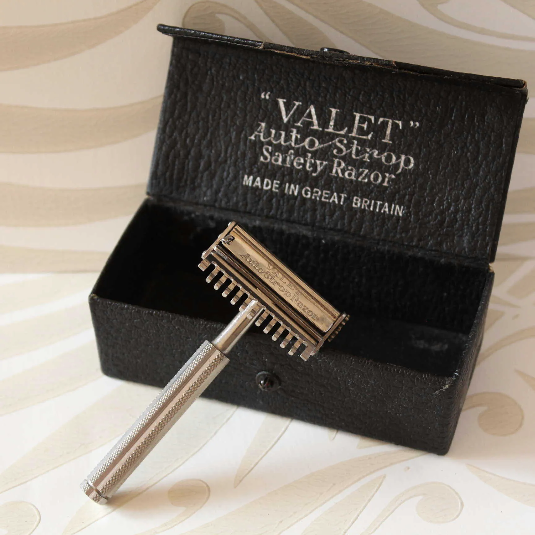 Antique VALET Autrostrop Safety Razor - in black case - Darwin Shaving