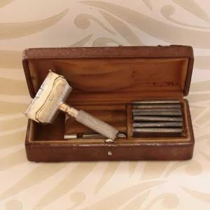 Antique KINDAL CV Heljestrand Razor in weekly box
