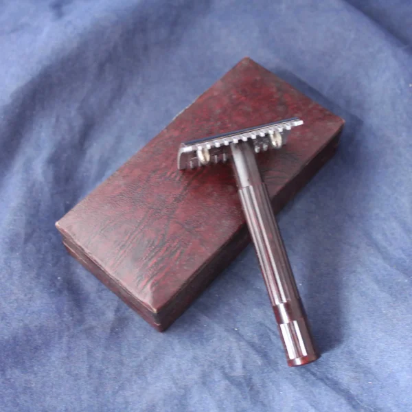 Leresche Razor NOS Leresche 700 safety razor - Purple - Darwin Shaving